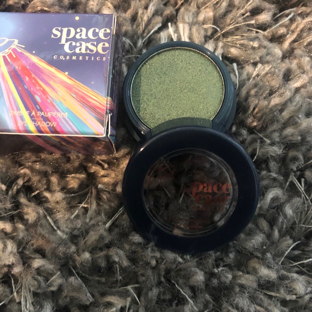 SPACE CASE COSMETICS - Picture 2 of 4